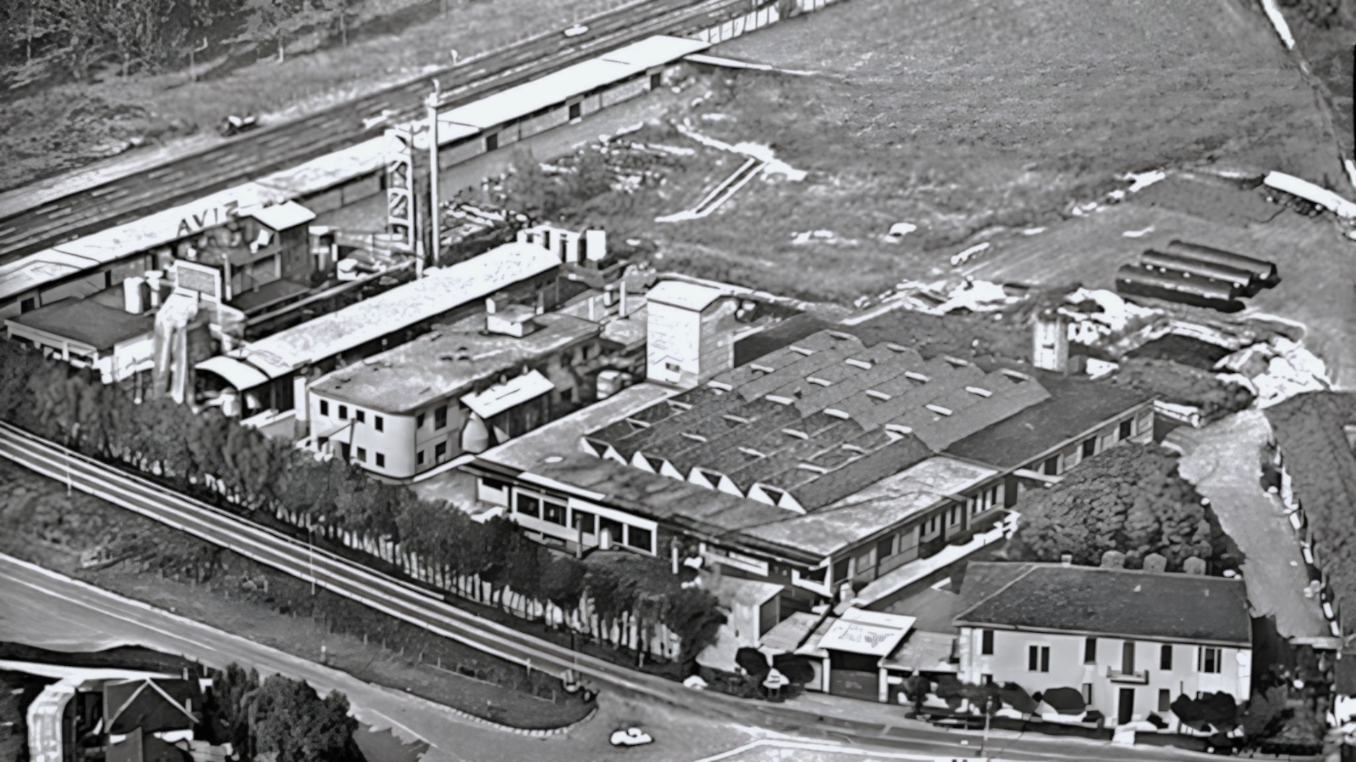 Lo stabilimento Siva di Settimo Torinese negli annui Settanta del secolo scorso (in primo piano, a destra, la palazzina tuttora esistente)