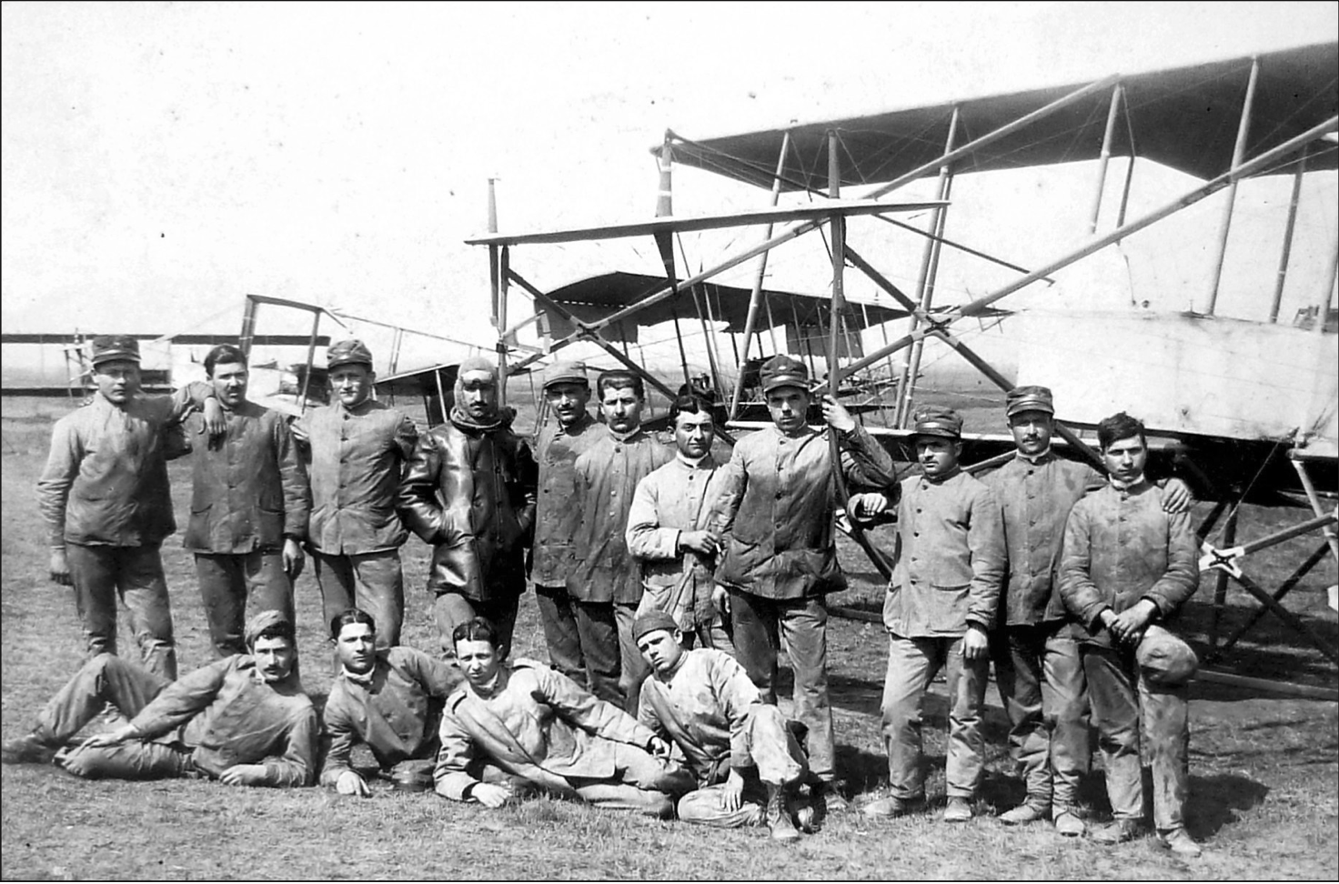 Gruppo con pilota e assistenti; il pilota è l'unico con il giubbotto in pelle imbottito, passamontagna e occhiali, abbigliamento indispensabile anche in piena estate (foto Cubito, Ciriè).