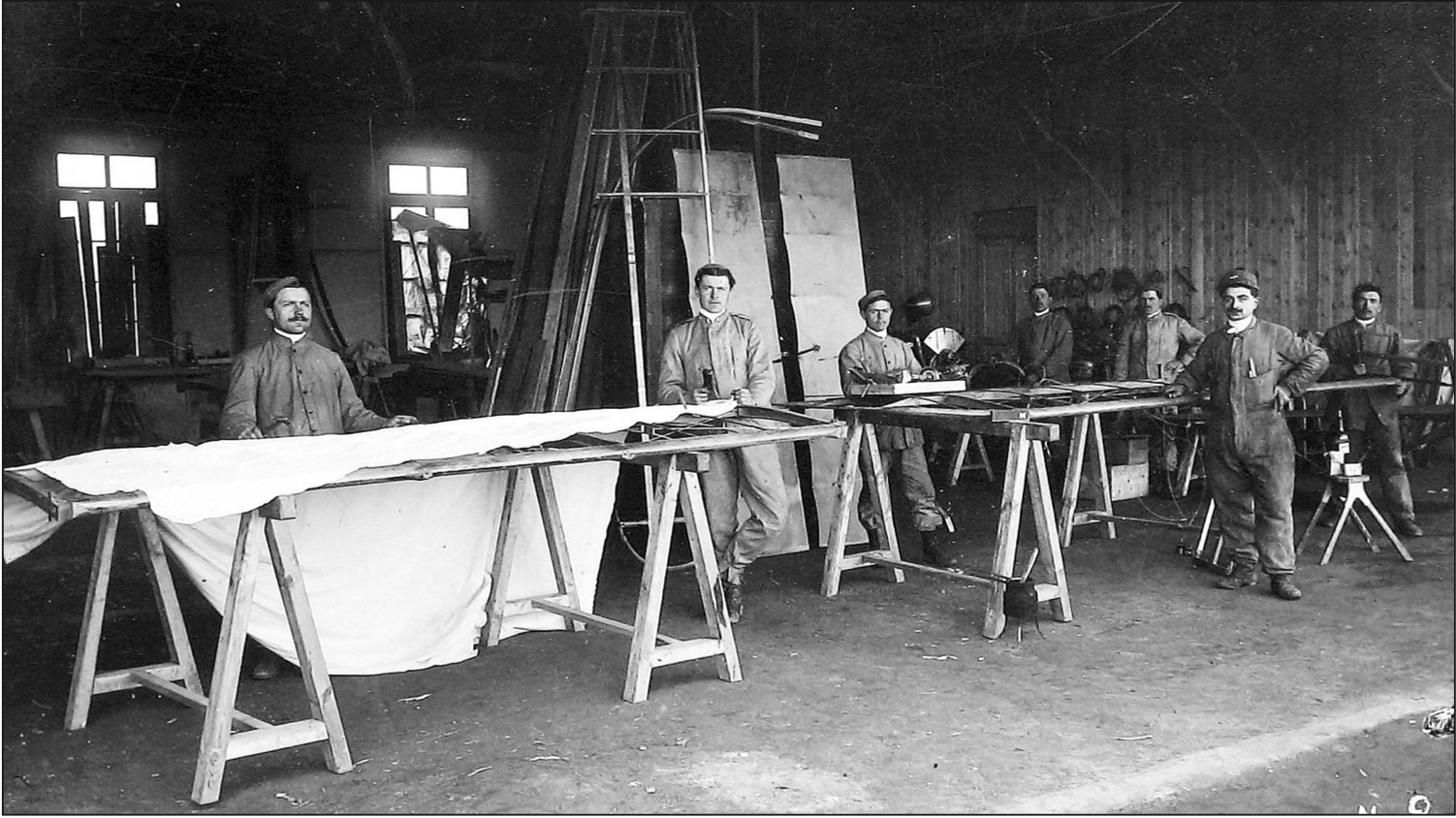 Il laboratorio di falegnameria, necessario per provvedere alle continue riparazioni degli aerei la maggior parte dei quali era in legno e tela (foto Stefano Cubito, storico fotografo di Ciriè).