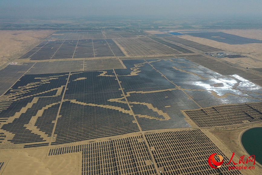 Distese di pannelli solari nel deserto di Kubuqi, in Mongolia Interna. Qui la Cina sperimenta il fotovoltaico su scala continentale: energia pulita, ombra sul suolo e una nuova barriera contro l&rsquo;avanzata della sabbia.