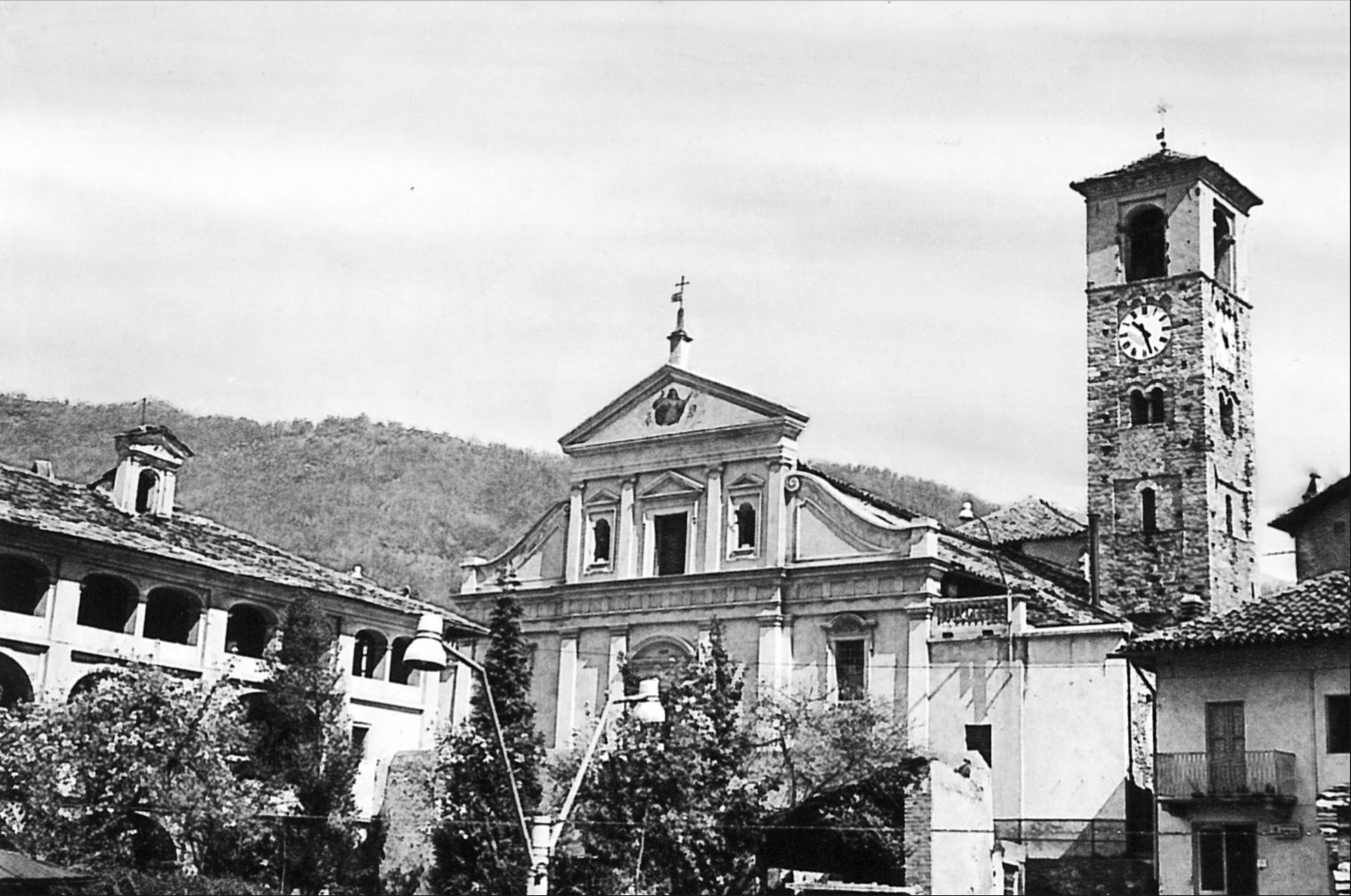 Veduta panoramica di Forno Canavese, con la chiesa parrocchiale di S. Maria dell'Assunta. Nelle borgate attorno al paese trovarono ospitalit&agrave; decine di prigionieri inglesi