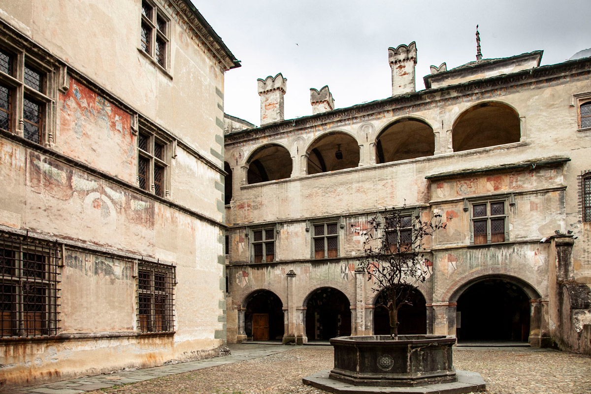 Nel 1872 Avondo acquistò il castello d'Issogne