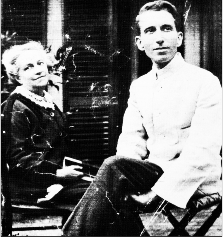 Villa del Meleto, Agli&egrave;. Una delle ultime fotografie del poeta in compagnia della madre Deodata Mautino.