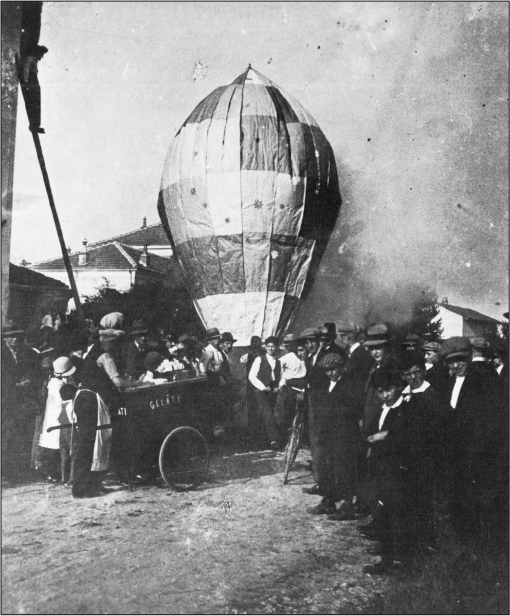 Giorni di festa a San Giorgio nel 1921. La folla assiste al lancio del pallone aerostatico; non manca il carretto dei gelati.