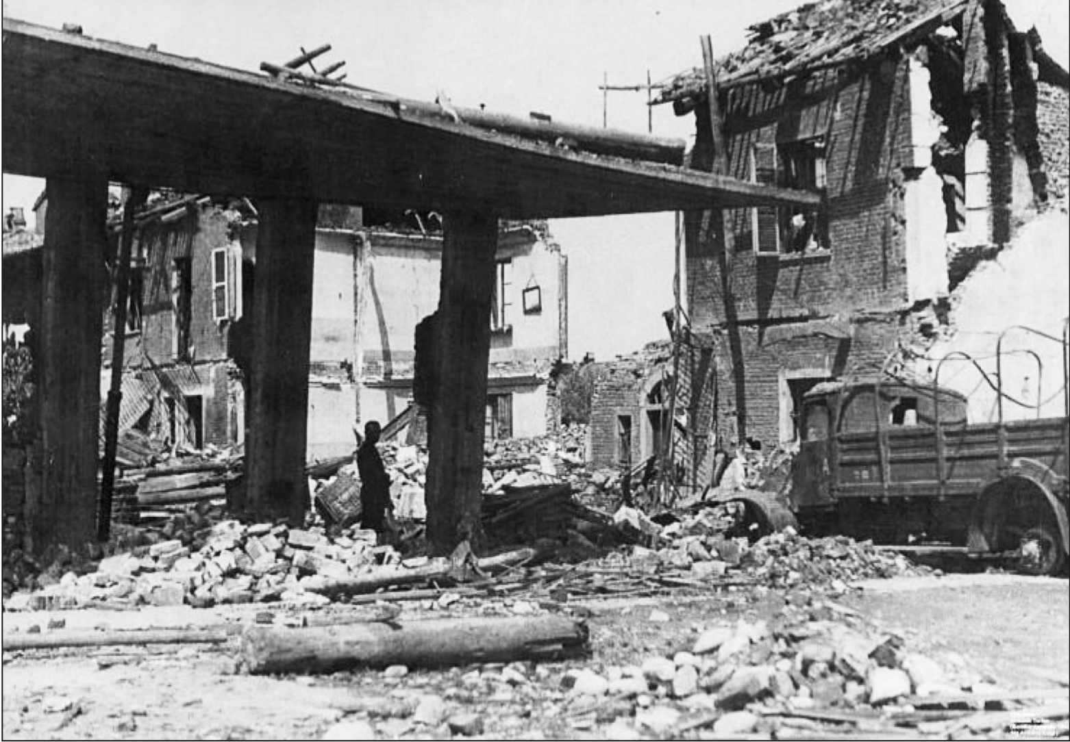 Macerie provocate dalla devastante incursione aerea anglo-americana del 1944. Le fotografie dell'articolo sono tratte da una ricerca di Pietro Nolli, 12 maggio 1944- 12 maggio 2004. 60&deg; Anniversario del 1&deg; bombardamento aereo sulla citt&agrave; di Chivasso.