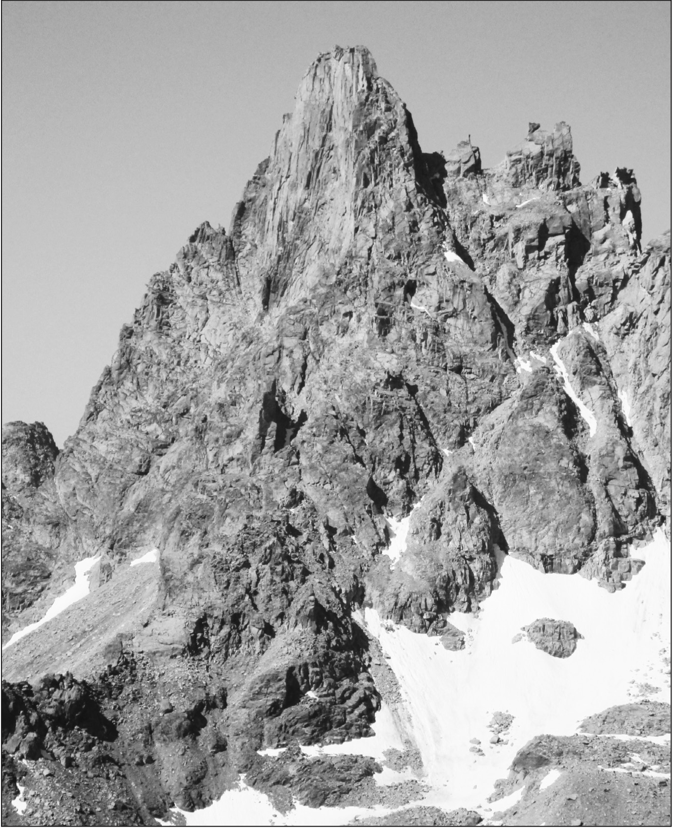 In primo piano la parete sud-est del Becco Meridionale della Tribolazione come si presenta ai giorni nostri (foto Flavio Chiarottino).
