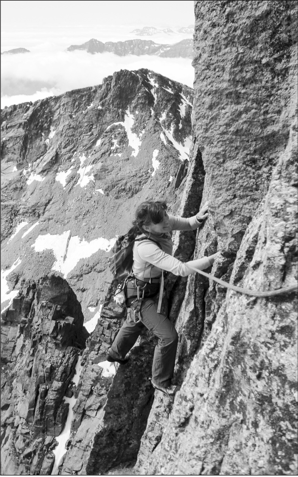 Un'alpinista durante l&rsquo;impegnativa salita sulla via Malvassora - Garzini - Graziano (foto archivio della guida alpina Gianni Predan).