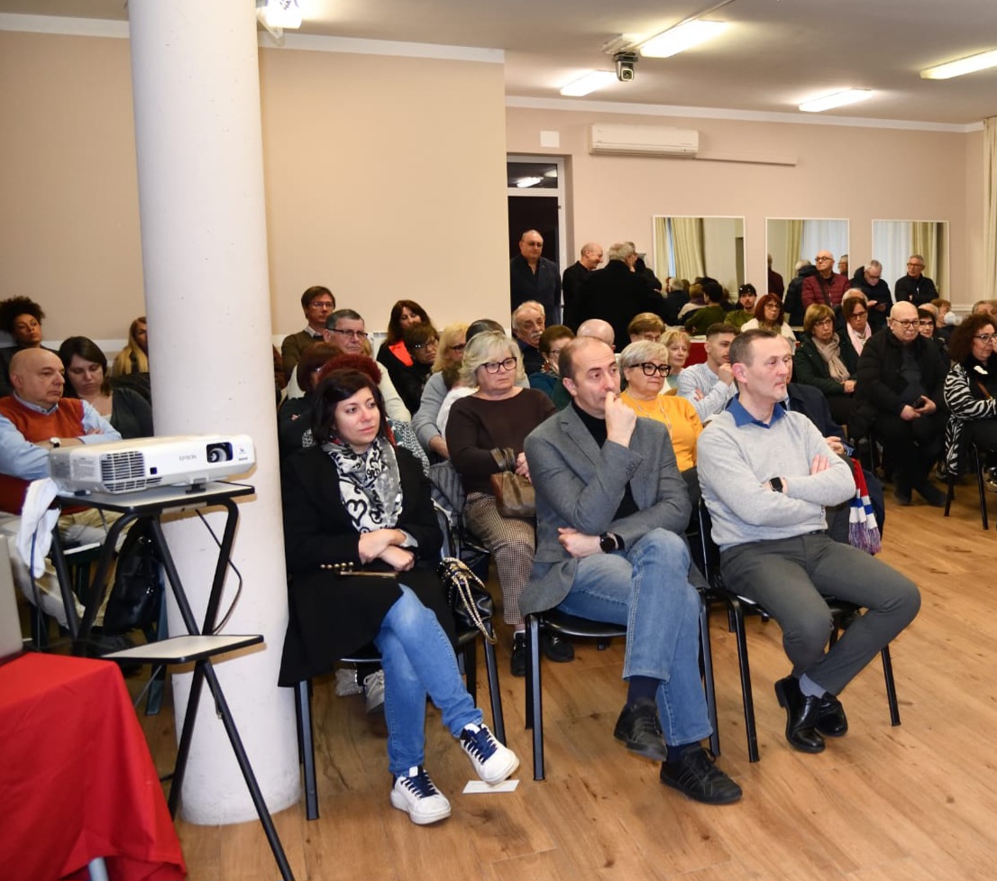 Prima fila. Da sinistra la Consigliera regionale Sarah Disabato, il sindaco Francesco Augusto Grassi e l'assessore Davide Battaglia