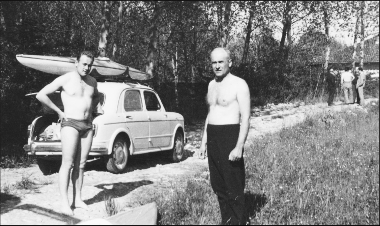 Carlo Brizzolara con la sua nuova FIAT 1100 e le prime canoe italiane in vetroresina costruite a Torino dalla ditta Cigala & Bertinetti. Nella fotografia &egrave; ripreso con il figlio Francesco, per molti anni direttore della &laquo;Sentinella del Canavese&raquo;.