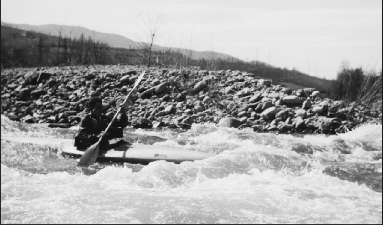 L&rsquo;autore di queste pagine durante la maratona del Taro con la telecamera della RAI sul petto e la batteria posta all&rsquo;interno della canoa, circa 15 kg di peso da portare fra le onde nelle rapide di Ostia Parmense per le riprese della Domenica Sportiva. La canoa in vetroresina &egrave; un prototipo costruito ad Ivrea da Giulio Walzolgher, che fu anche fondatore del club eporediese.