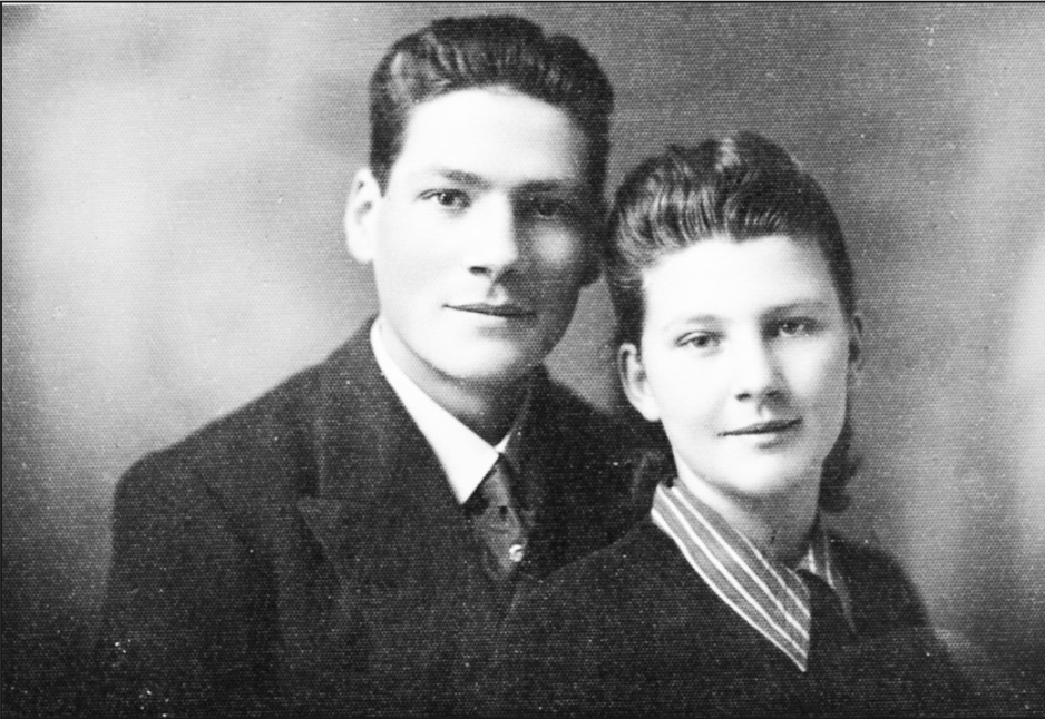Eugenio Fernandi con la zia Rosina Carbonatto nel 1944