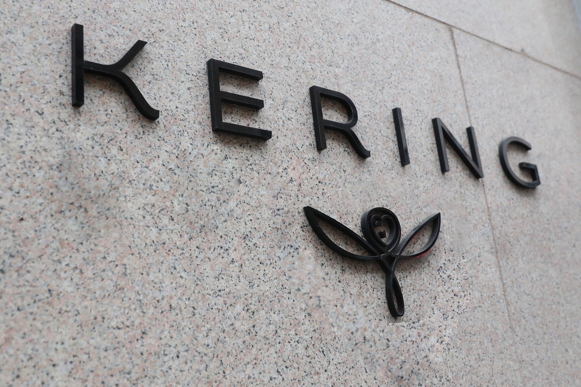 Moda in crisi. Licenziamenti Alexander McQueen: Novara paga il conto pi&ugrave; salato 