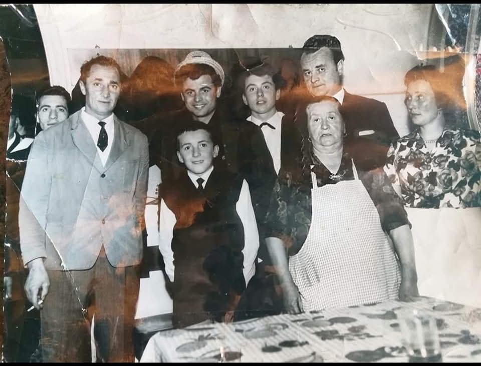 1961. In prima fila, da sinistra: Ubertino, Giuseppe, Caterina e Laura. Al centro, un giovane Little Tony