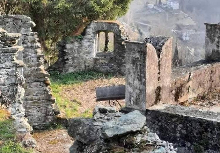 Resti del castello di Pi&ugrave;