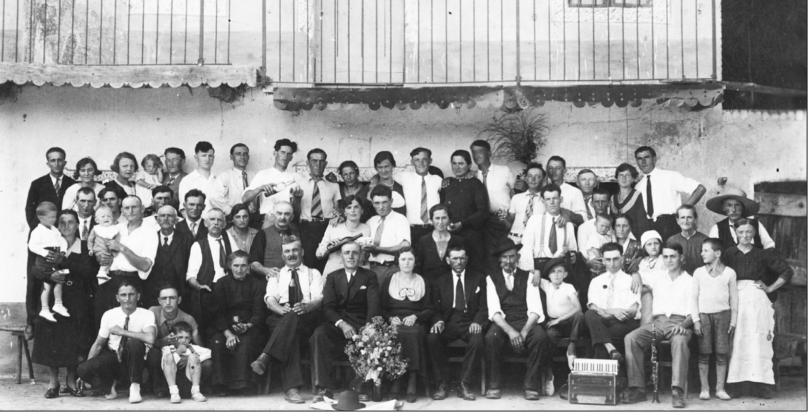 Il giorno del matrimonio tra Maria Bonomo e Min&igrave;c Tutela, nel 1934. Gli sposi sono al centro, seduti, attorniati dalla bella combriccola di amici e parenti.