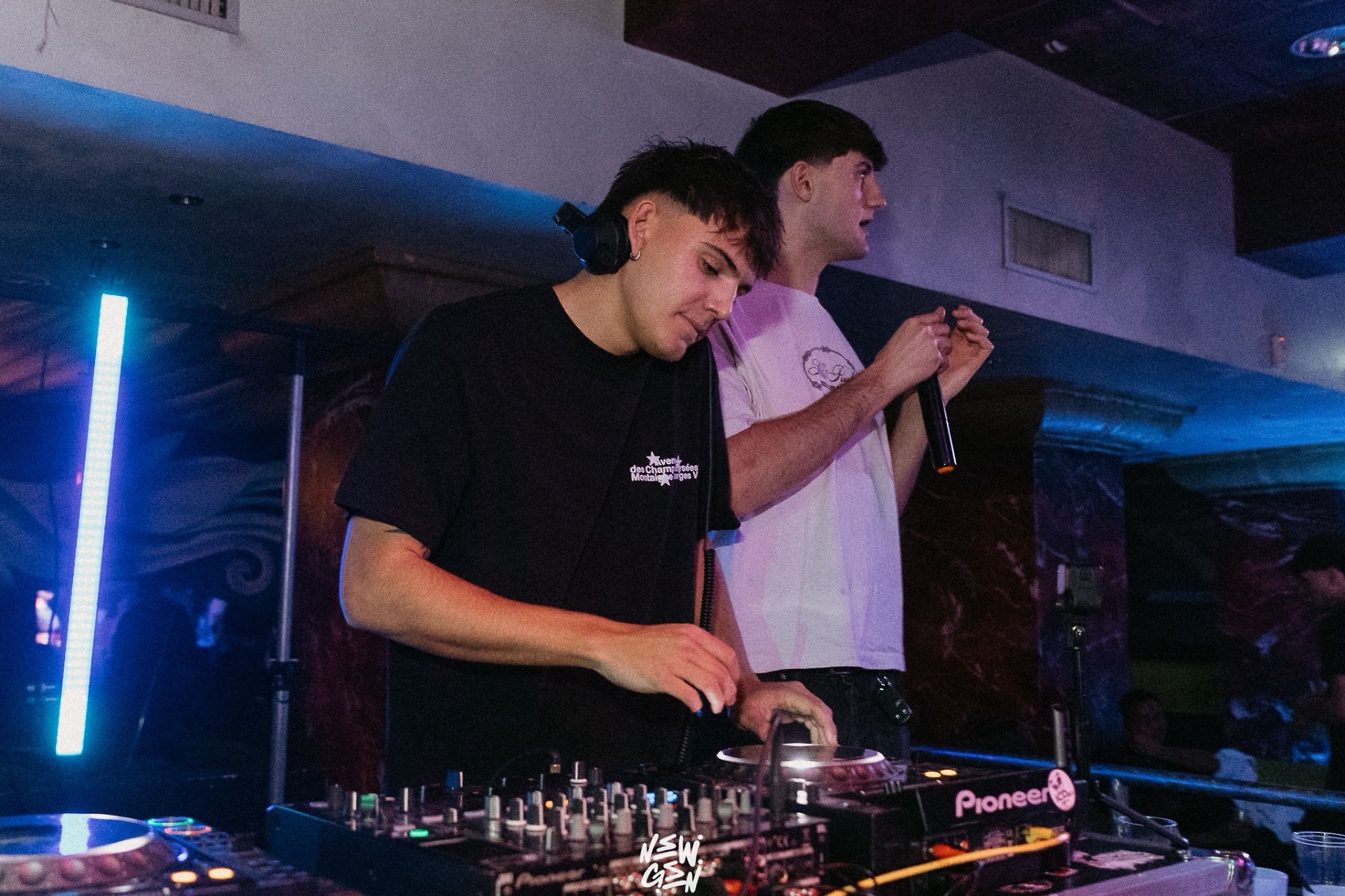 Tommaso e Luca durante una serata alla Fenice